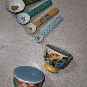 Pioneer woman S&P shakers and measuring spoons